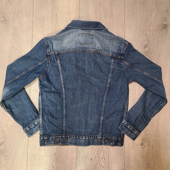Levi's Classic Denim Trucker Jacket - Picture 2 of 7